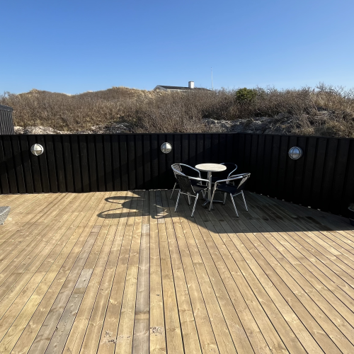 Tømrerarbejde udendørs i Aabybro – træterrasse og træhegn