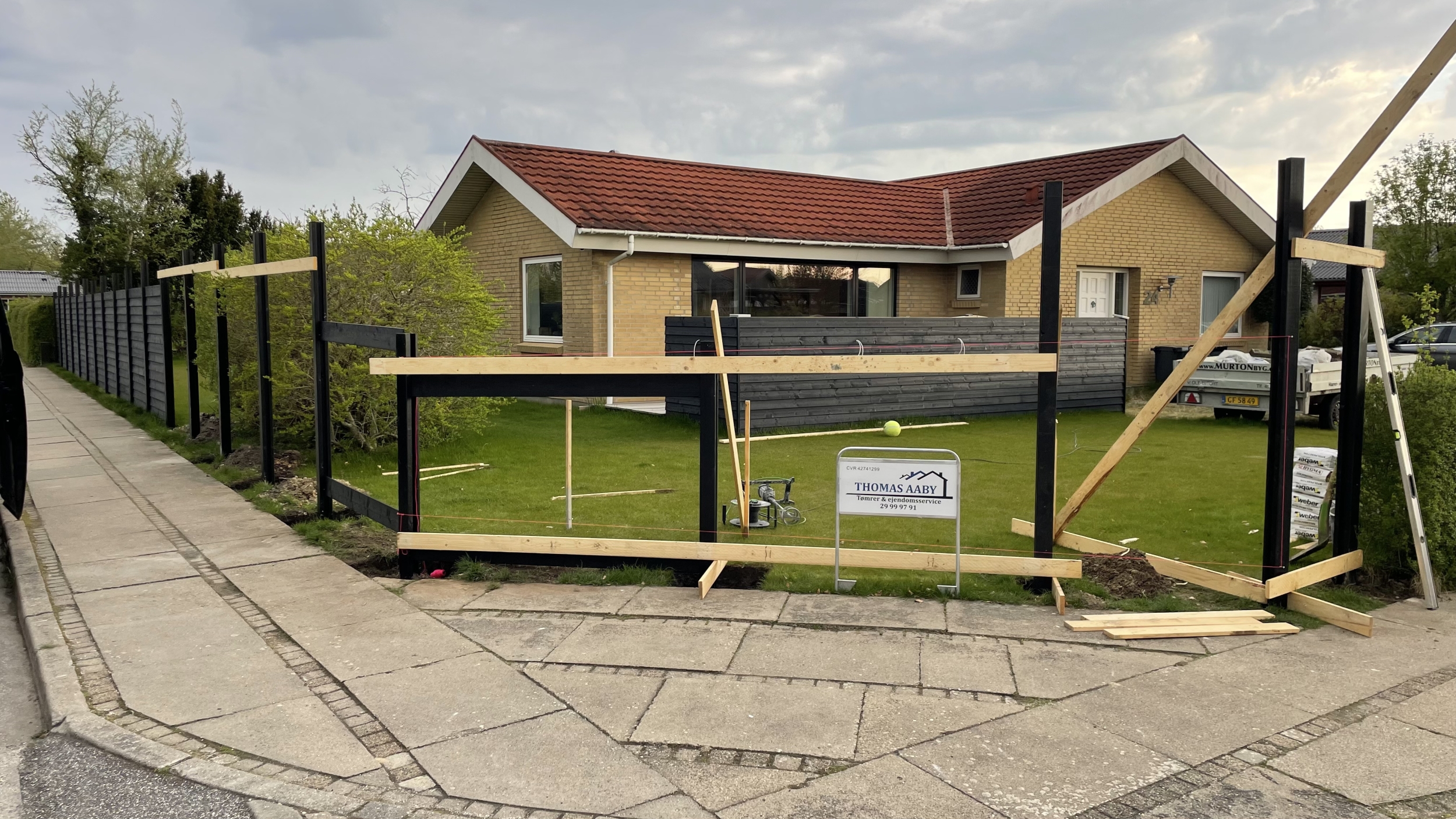 Opbygning af hegn – tømrerarbejde i Nordjylland