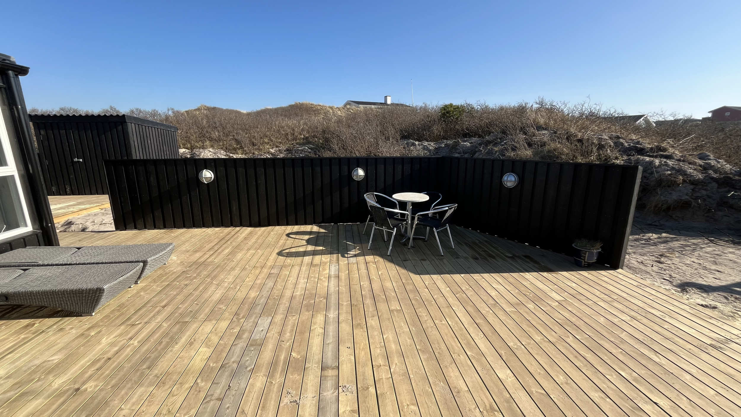 Tømrerarbejde udendørs i Aabybro – træterrasse og træhegn